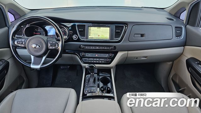 Kia Carnival — interior
