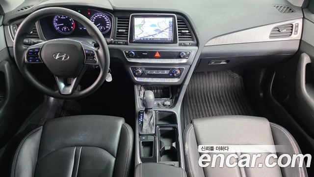 Hyundai Sonata — interior