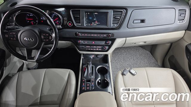 Kia Carnival — interior