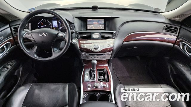 Infiniti M — interior