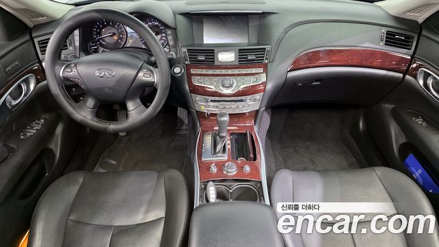 Infiniti Q70 — interior