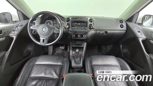 Volkswagen Tiguan — interior