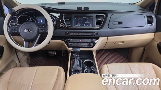 Kia Carnival — interior