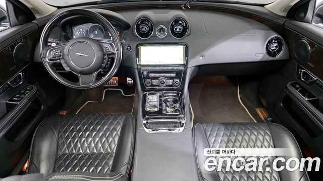 Jaguar XJ — interior