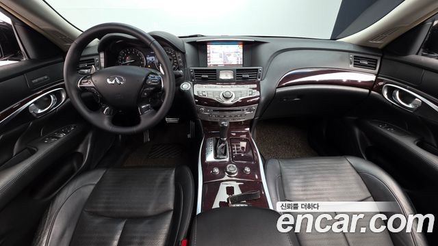 Infiniti M — interior