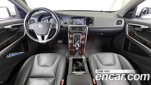 Volvo S60 — interior