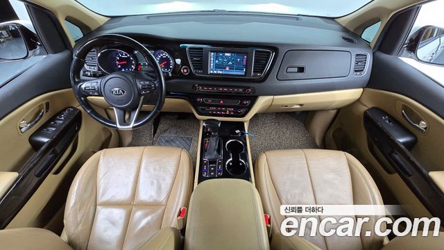 Kia Carnival — interior