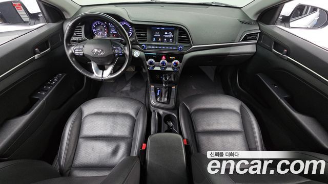 Hyundai Avante — interior