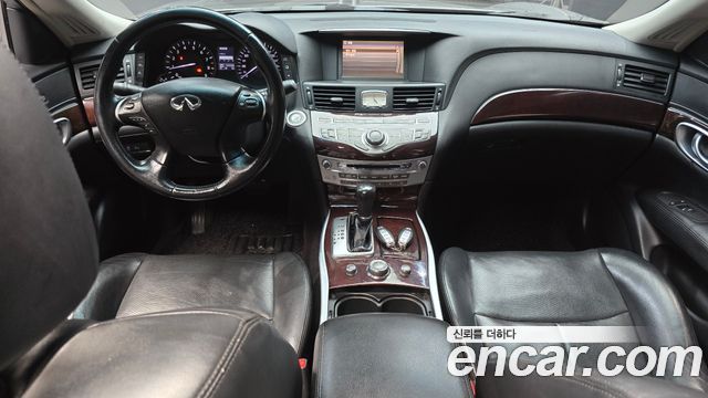 Infiniti M — interior