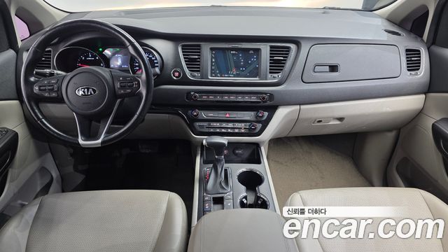 Kia Carnival — interior