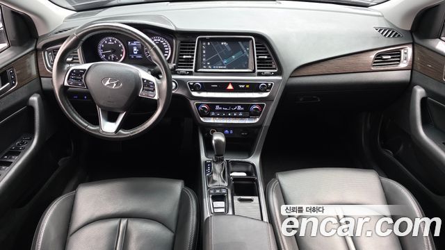 Hyundai Sonata — interior