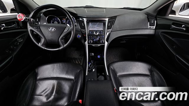 Hyundai Sonata — interior