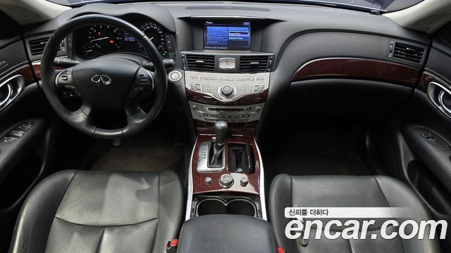 Infiniti Q70 — interior