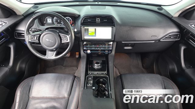 Jaguar F-Pace — interior
