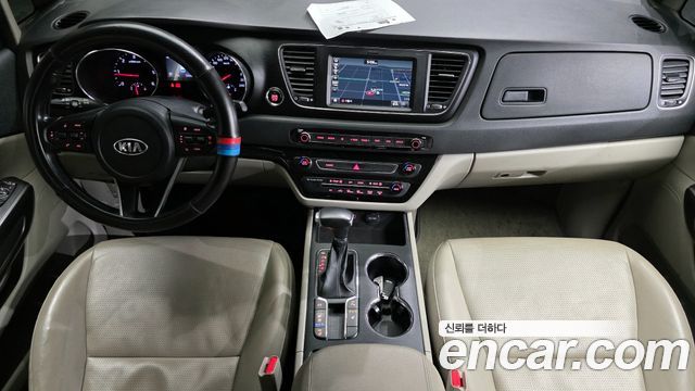 Kia Carnival — interior