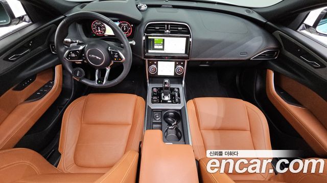 Jaguar XE — interior