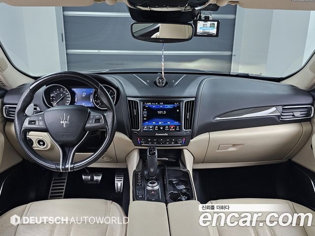 Maserati Levante — interior