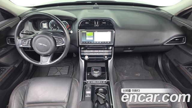 Jaguar XE — interior
