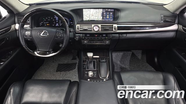 Lexus LS — interior