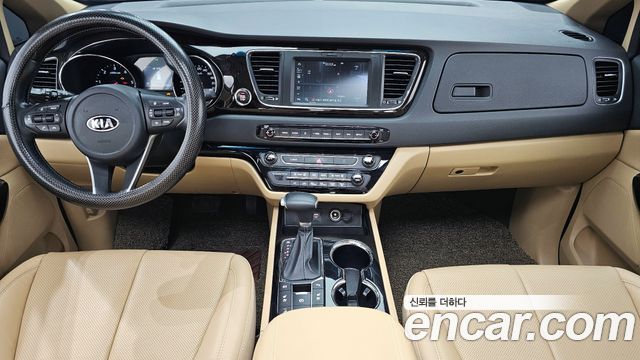 Kia Carnival — interior