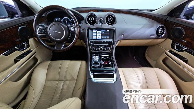 Jaguar XJ — interior