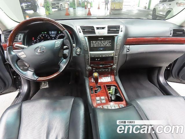 Lexus LS — interior