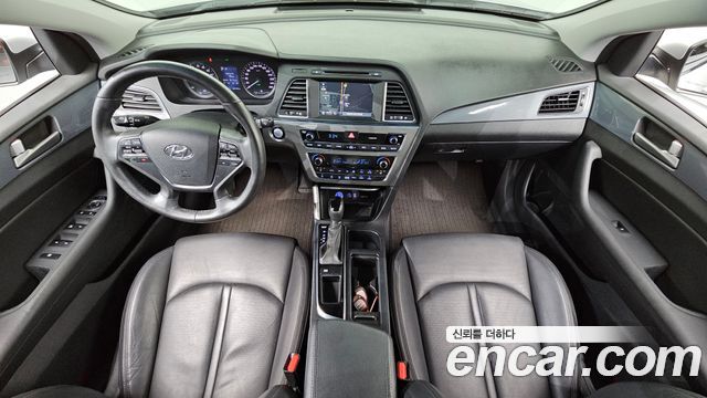 Hyundai Sonata — interior