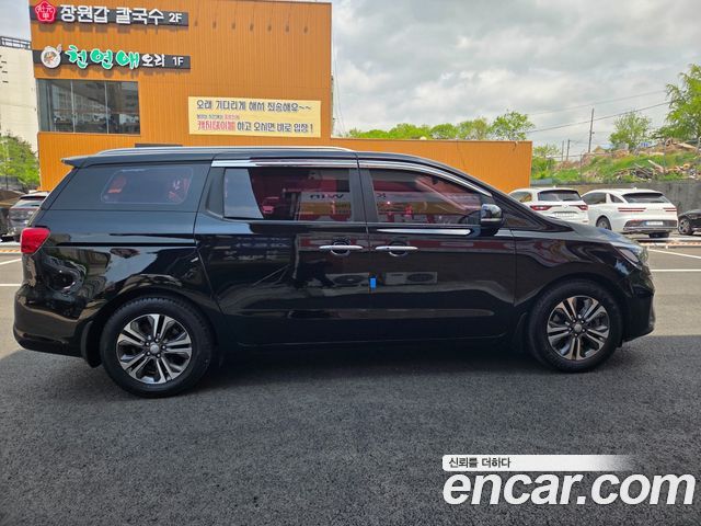 Kia Carnival — interior