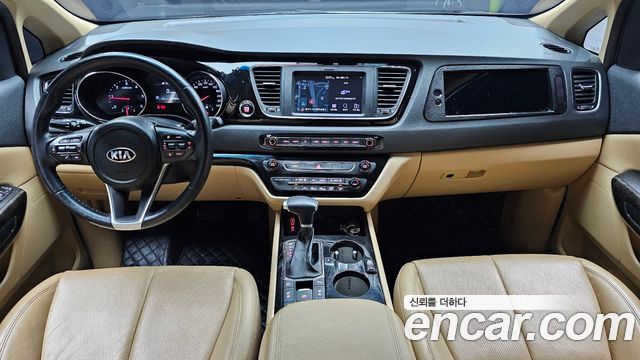 Kia Carnival — interior