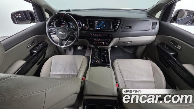 Kia Carnival — interior