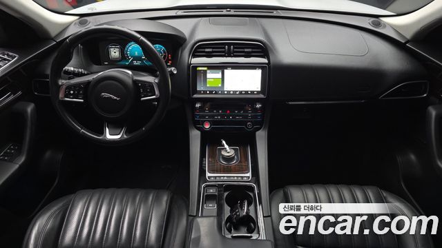 Jaguar F-Pace — interior