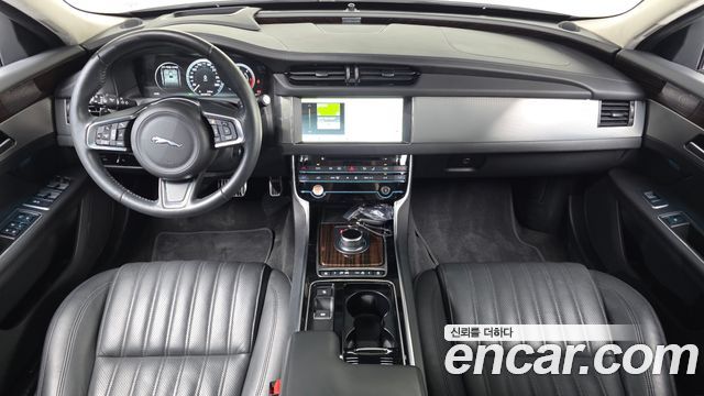 Jaguar XF — interior