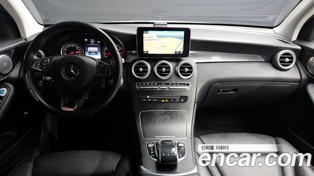 Mercedes-Benz GLC-Class — interior