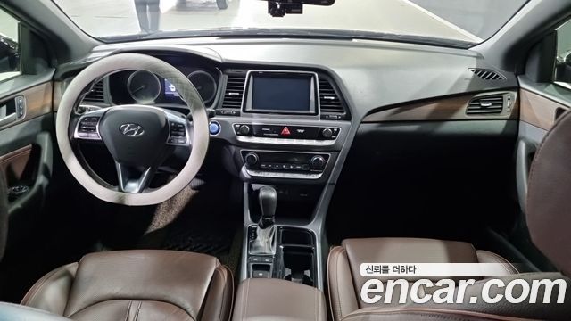 Hyundai Sonata — interior
