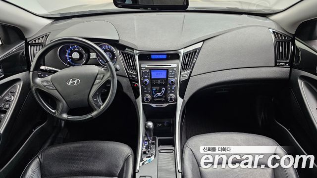 Hyundai Sonata — interior
