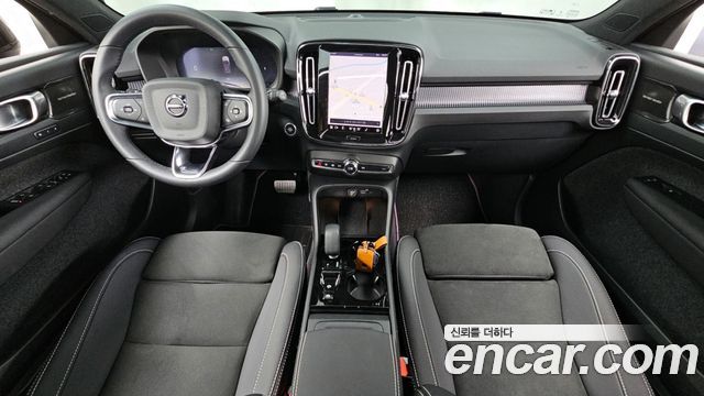 Volvo XC40 — interior