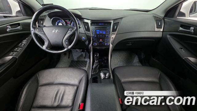 Hyundai Sonata — interior