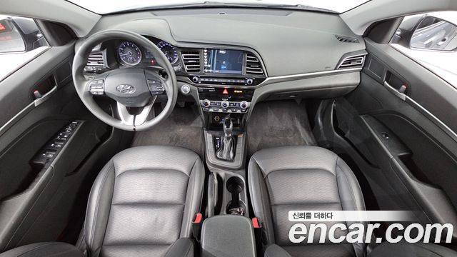 Hyundai Avante — interior