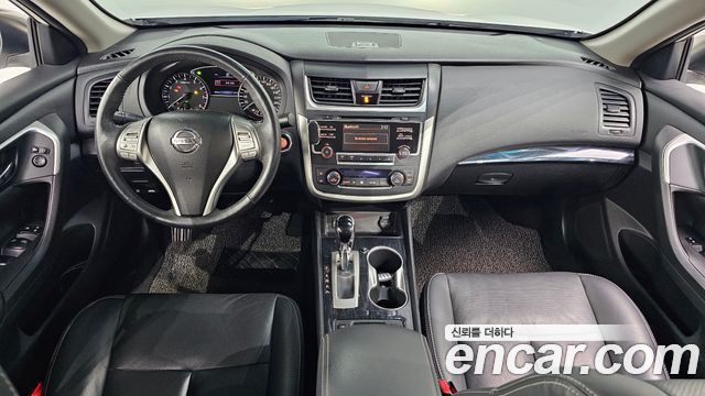 Nissan Altima — interior