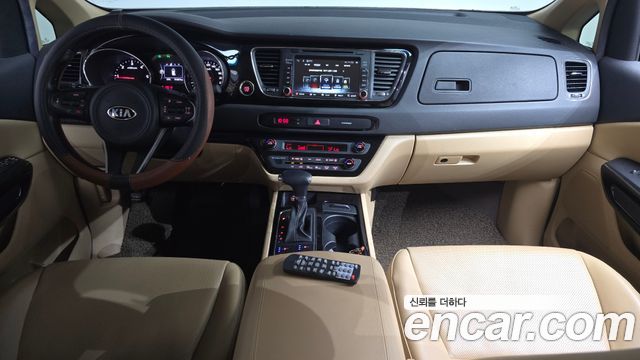 Kia Carnival — interior