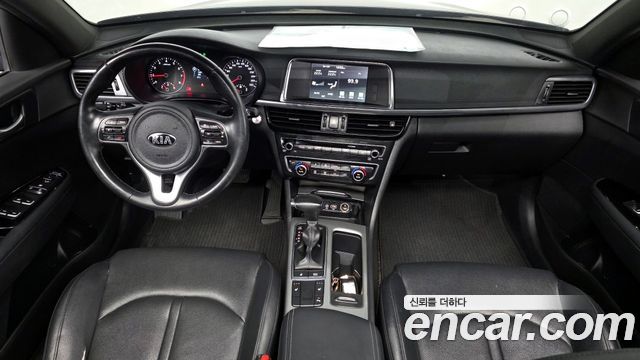 Kia K5 — interior
