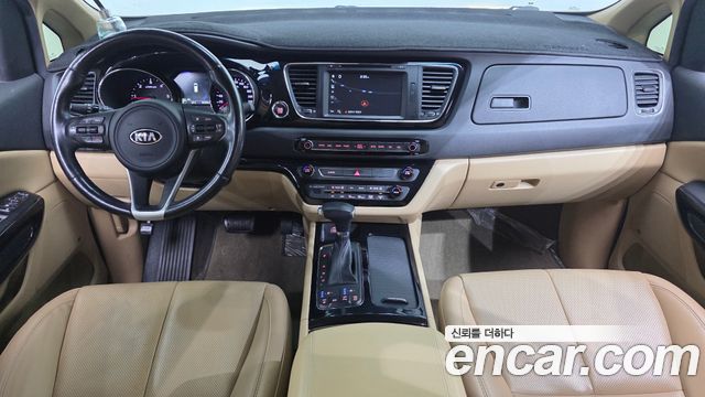 Kia Carnival — interior