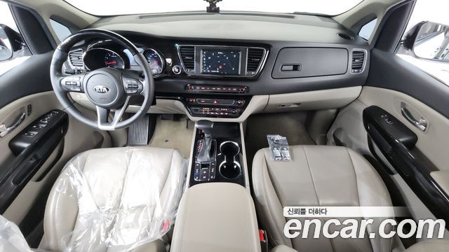 Kia Carnival — interior
