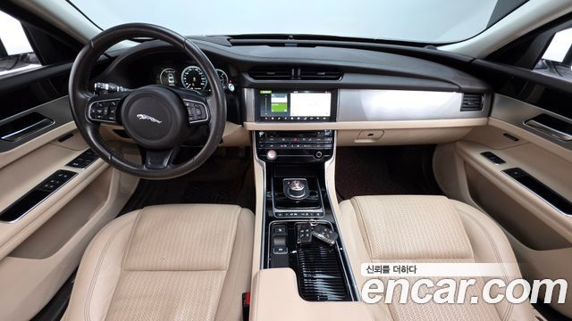 Jaguar XF — interior