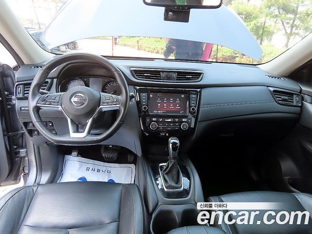 Nissan X-Trail — interior