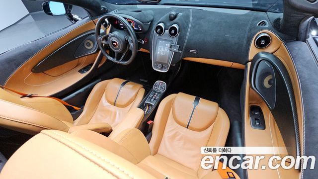 McLaren 570S — interior