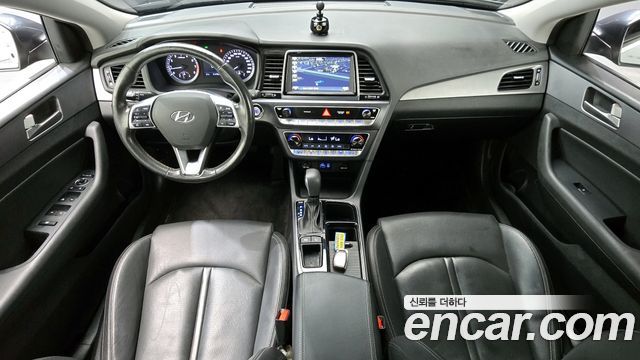 Hyundai Sonata — interior