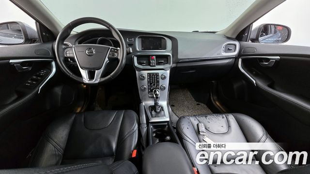 Volvo V40 — interior