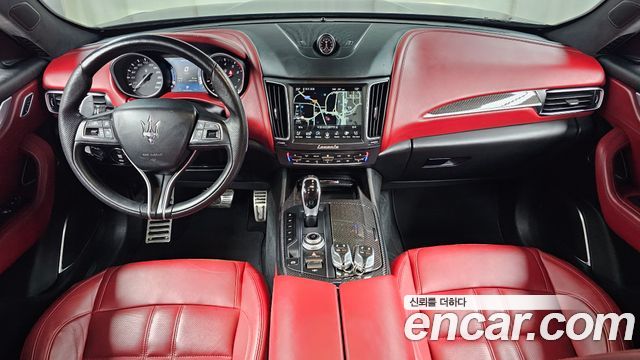 Maserati Levante — interior