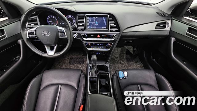 Hyundai Sonata — interior